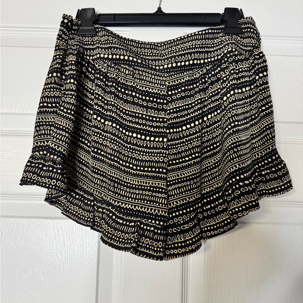 Audrey 3+1 Boho Ruffle Hem Shorts Medium Black Cream Print Side Zip NWOT Flowy